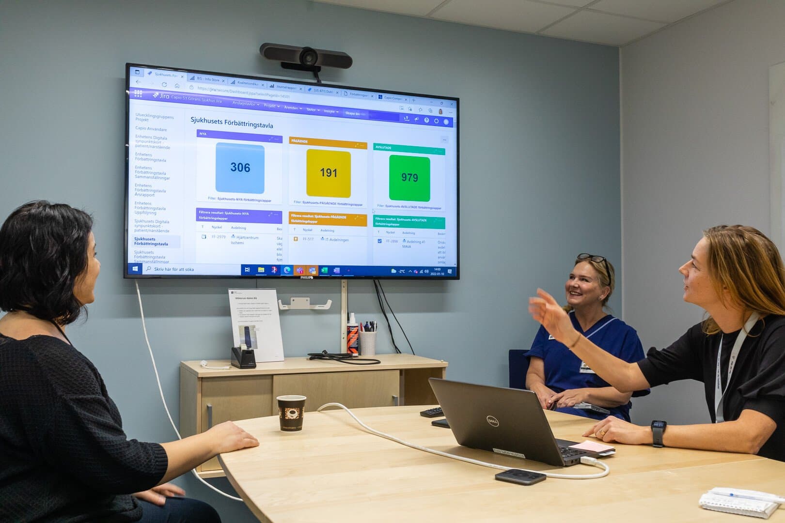 Gülay Akbulut som skapat förbättringstavlan i systemet JIRA. Vårdenhetschef Maria Gränström, representant för sjukhusets centrala förbättringsgrupp, och kvalitetschef och projektledare Anna Zerne Gülay Akbulut som skapat förbättringstavlan i systemet JIRA. Vårdenhetschef Maria Gränström, representant för sjukhusets centrala förbättringsgrupp, och kvalitetschef och projektledare Anna Zerne