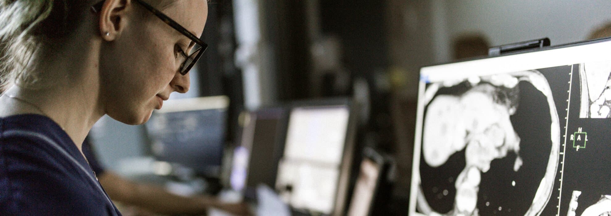 kvinna vid dator kvinna vid dator