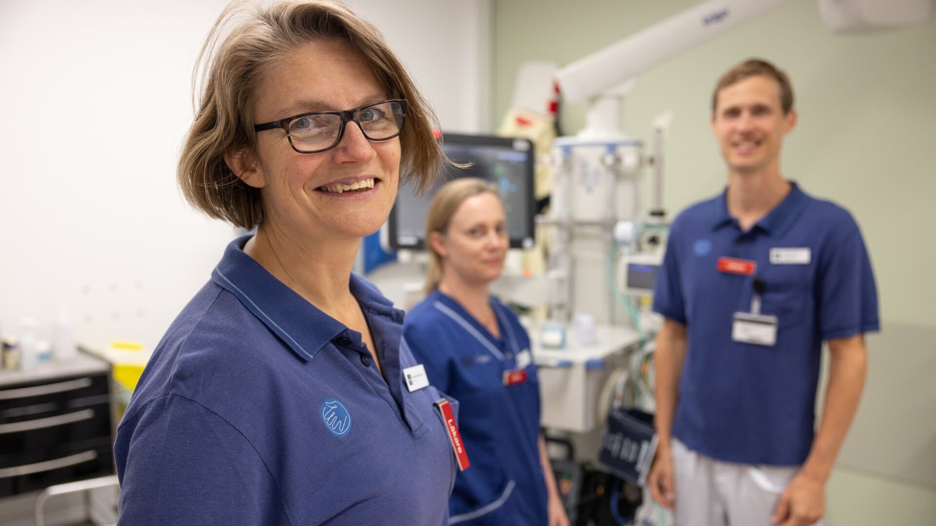 Sjukhusets AT-chef Katarina Hallén Grufman, med AT-studierektorerna Erika Höglund för Akutkliniken och Gustav Stenson för Medicinkliniken Sjukhusets AT-chef Katarina Hallén Grufman, med AT-studierektorerna Erika Höglund för Akutkliniken och Gustav Stenson för Medicinkliniken