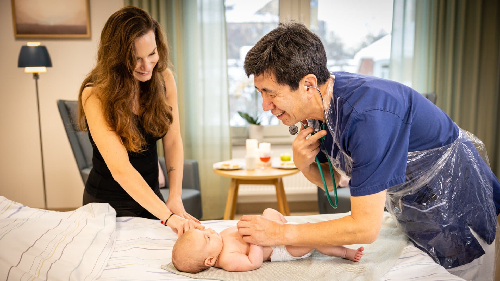 bebis blir undersökt av läkare bebis blir undersökt av läkare