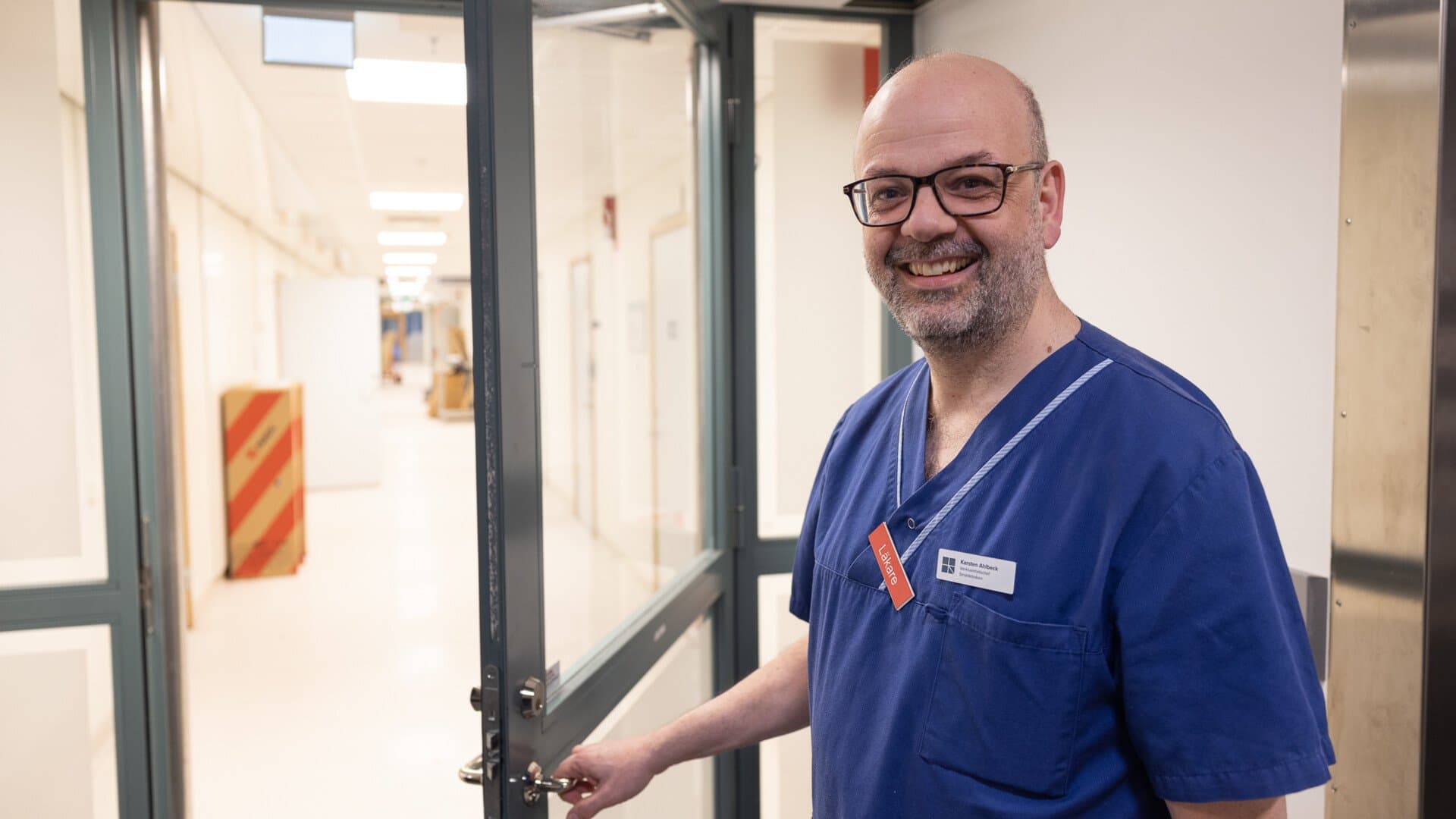 Verksamhetschef Karsten Ahlbeck visar ingången till nya lokalerna. Verksamhetschef Karsten Ahlbeck visar ingången till nya lokalerna.