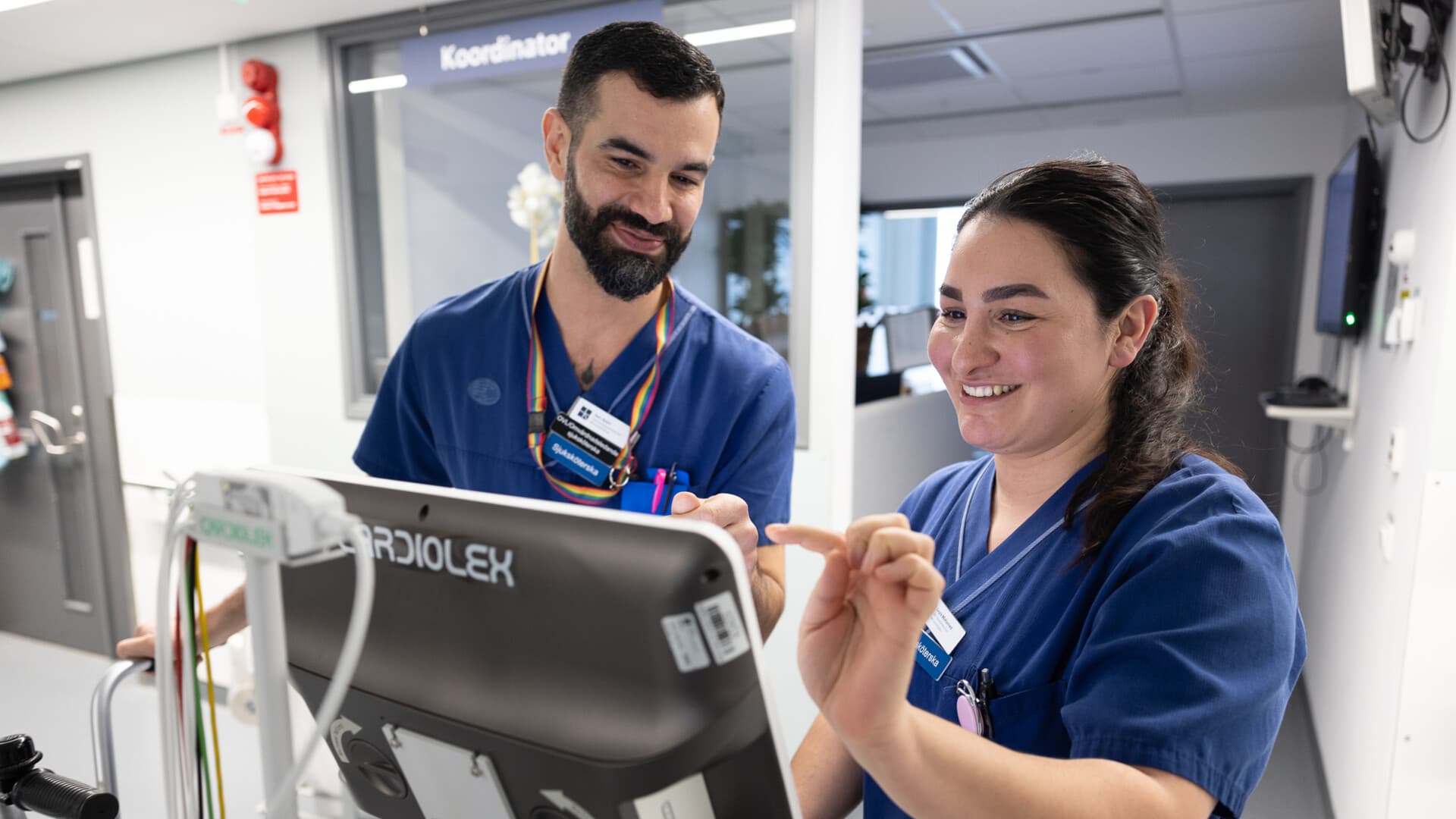 Jian Amiri och Leyla Mohamed vid EKG-apparaten på avdelning 45/50. Jian Amiri och Leyla Mohamed vid EKG-apparaten på avdelning 45/50.