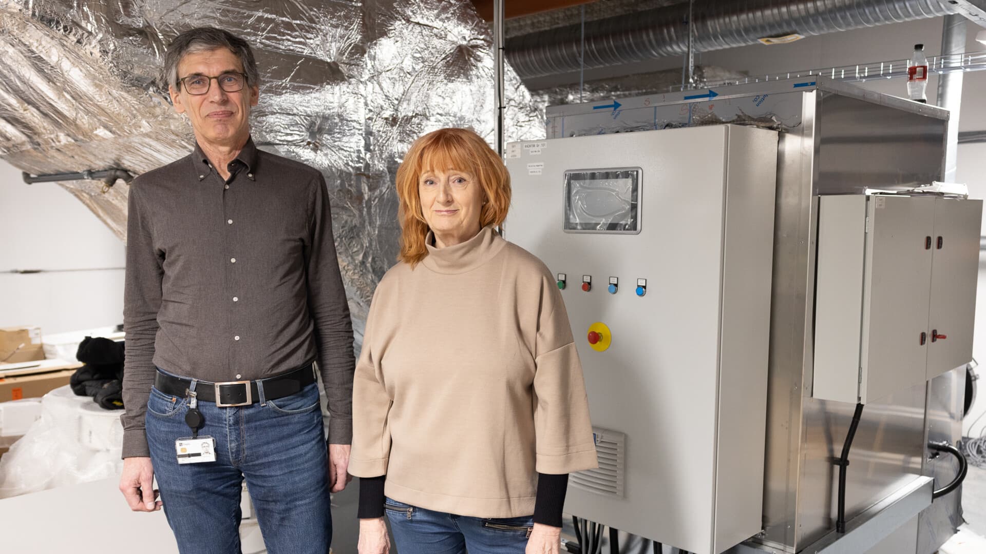 Måns Ulfsparre och Eva Öhrn framför lustgasdestruktorn som används för BB S:t Görans lustgasspill. Måns Ulfsparre och Eva Öhrn framför lustgasdestruktorn som används för BB S:t Görans lustgasspill.