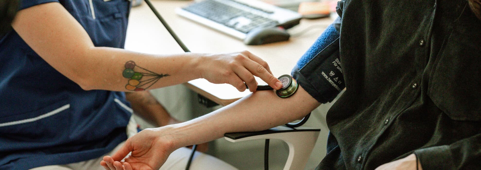 mäter blodtryck mäter blodtryck