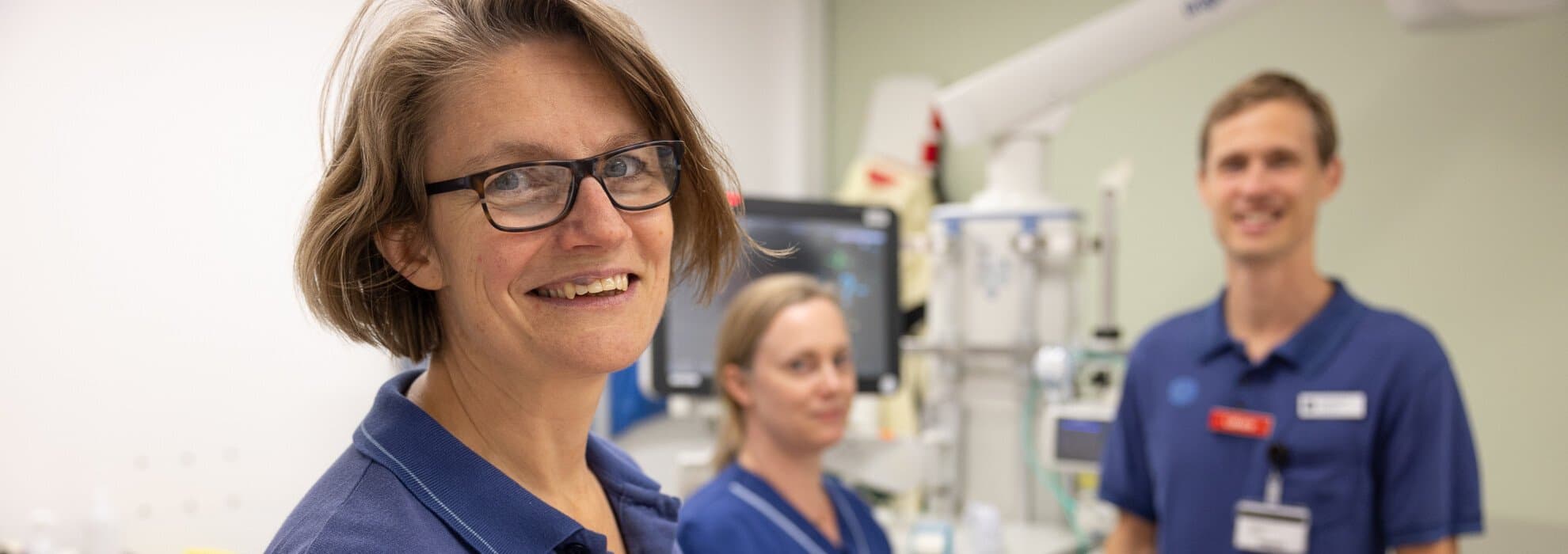 Sjukhusets AT-chef Katarina Hallén Grufman, med AT-studierektorerna Erika Höglund för Akutkliniken och Gustav Stenson för Medicinkliniken.