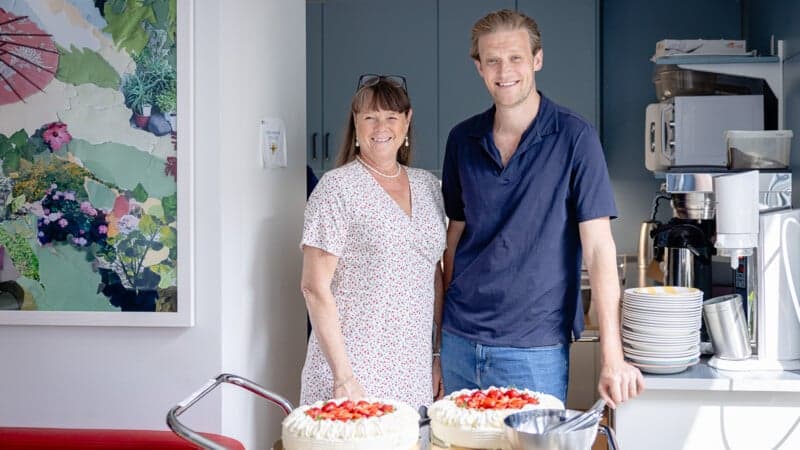 Gunilla Wahlström och Henrik Bjärtun vid serveringsvagnen. Gunilla Wahlström och Henrik Bjärtun vid serveringsvagnen.