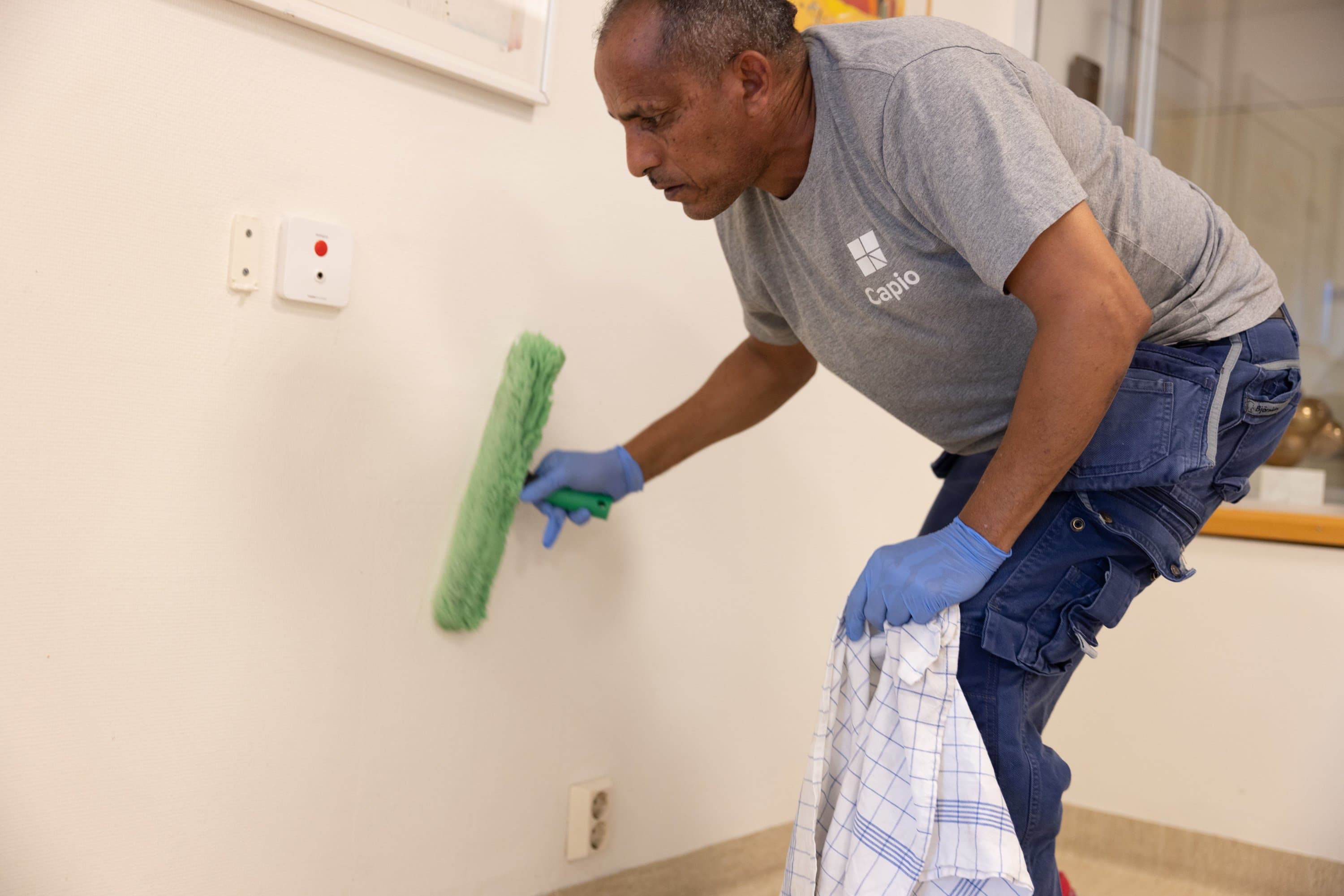 Redie Dawit tvättar väggar. Redie Dawit tvättar väggar.