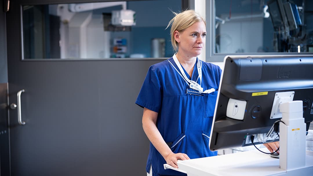 Anna William-Olsson Anna William-Olsson framför en dator på avdelningen.