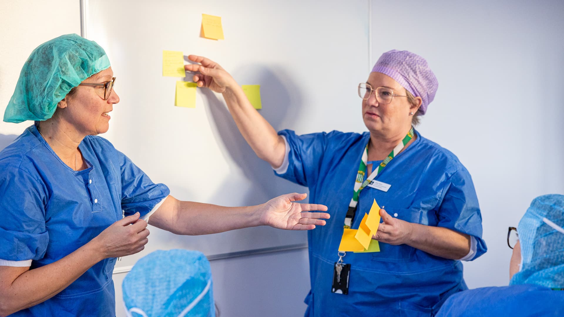 Foto på två sjuksköterskor iklädda operationskläder.