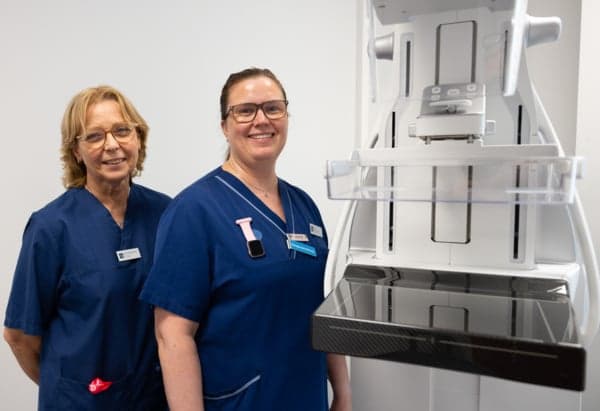 Ann-Christine Severin och Anna Keijsner med vid ett stativ. Ann-Christine Severin och Anna Keijsner