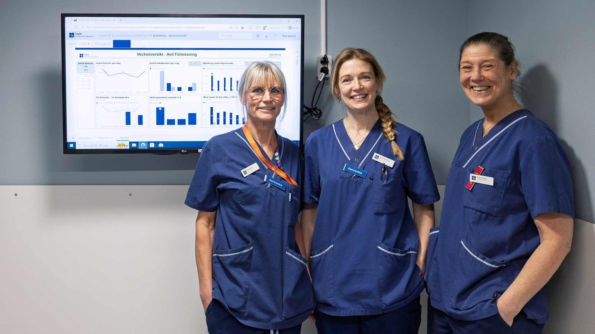 Petra Ryman, Hanne Fjellvang och Malin Thorsell vid en av de skärmar som visar en översikt av kvalitetssiffror på BB S:t Göran.