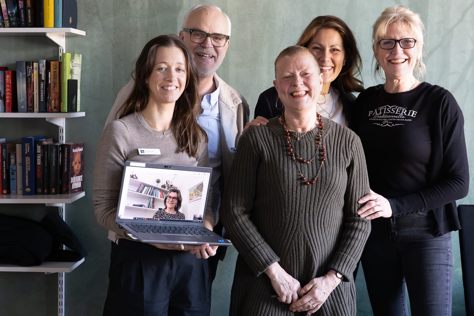 Sjukhusets PNR samlade i personalmatsalen på Plan 4. Bakre raden från vänster: Per Stålhem, Helena Palmgren, Monique Martin. Främre raden; Lina Törnblom (patientsäkerhetssamordnare) med Ylva Kurtén som medverkade digitalt, och Lena Wahlgren.