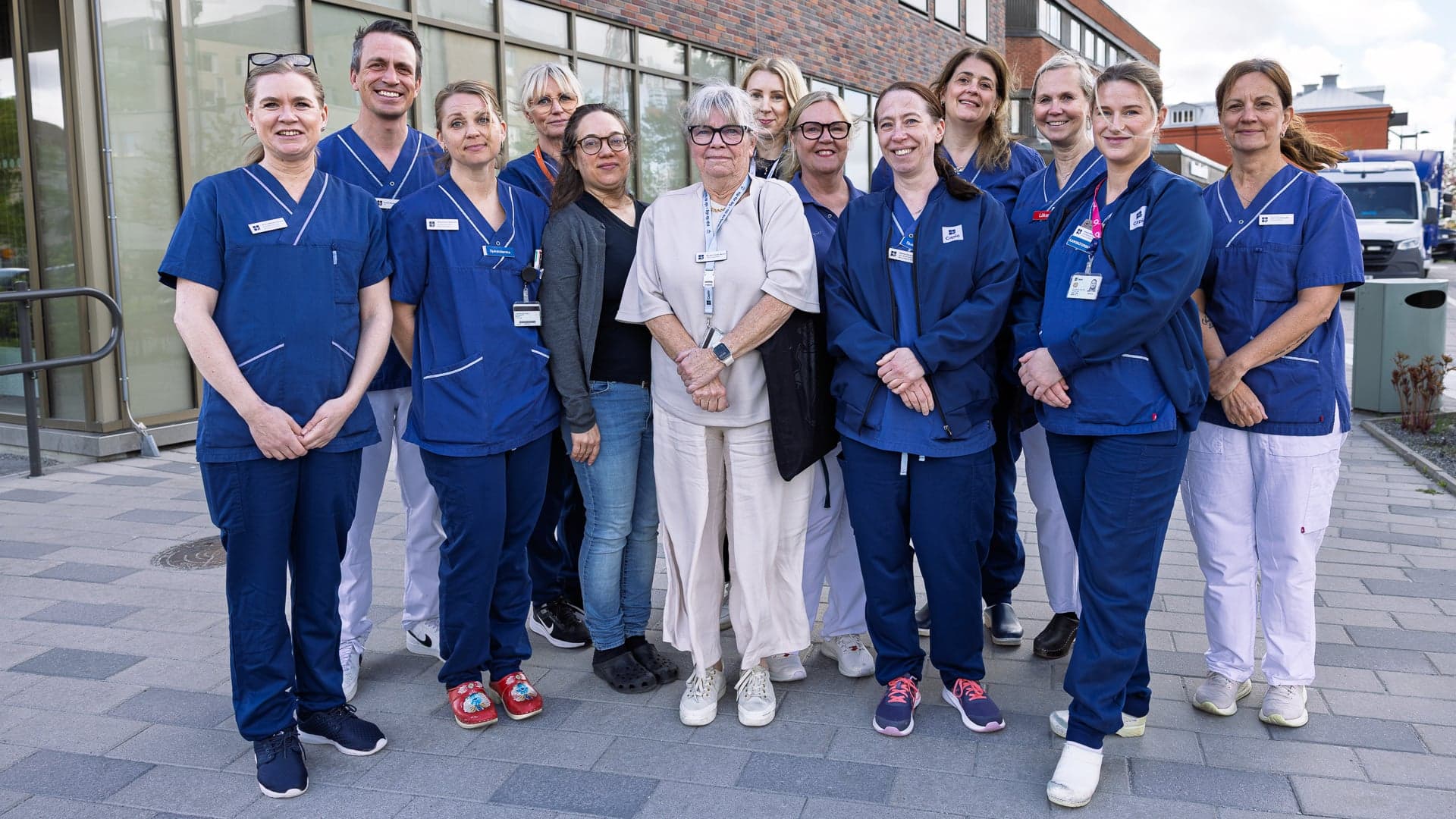 Sjukhusets kvalitetsorganisation med VD, chefläkare, kvalitetschef och flera av våra kvalitetscontrollers samlade utanför huvudentrén.