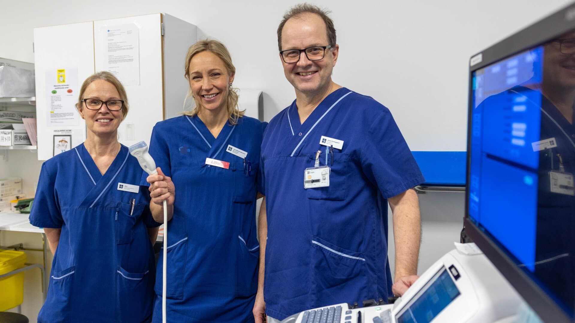 Nina Birgersson, Ingrid Wiklander Bråkenhielm och Jonas Kierkegaard med ultraljudsutrustningen som används. Ylva Warelius saknas på bilden. Nina Birgersson, Ingrid Wiklander Bråkenhielm och Jonas Kierkegaard med ultraljudsutrustningen som används.