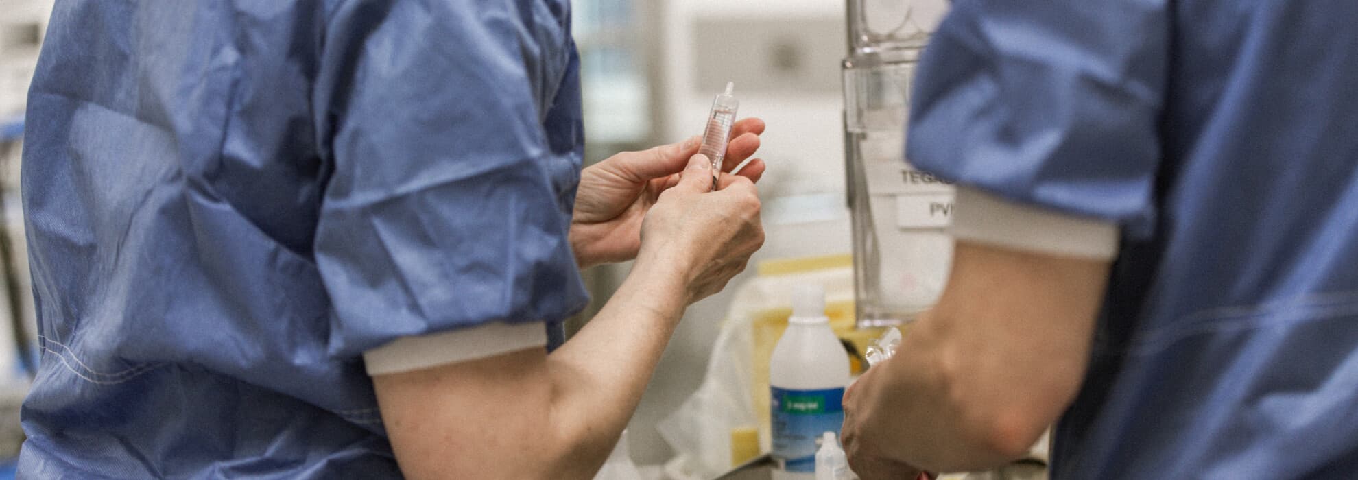 Medarbetare vid medicinsk utrustning