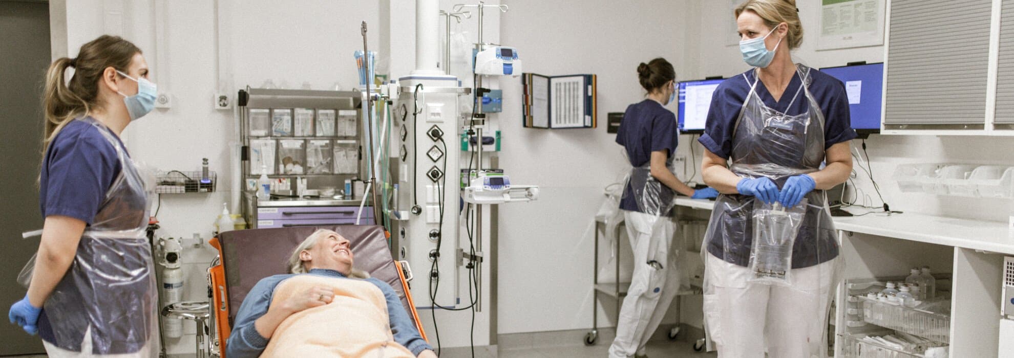 Medarbetare tillsammans med patient på akutmottagningen.