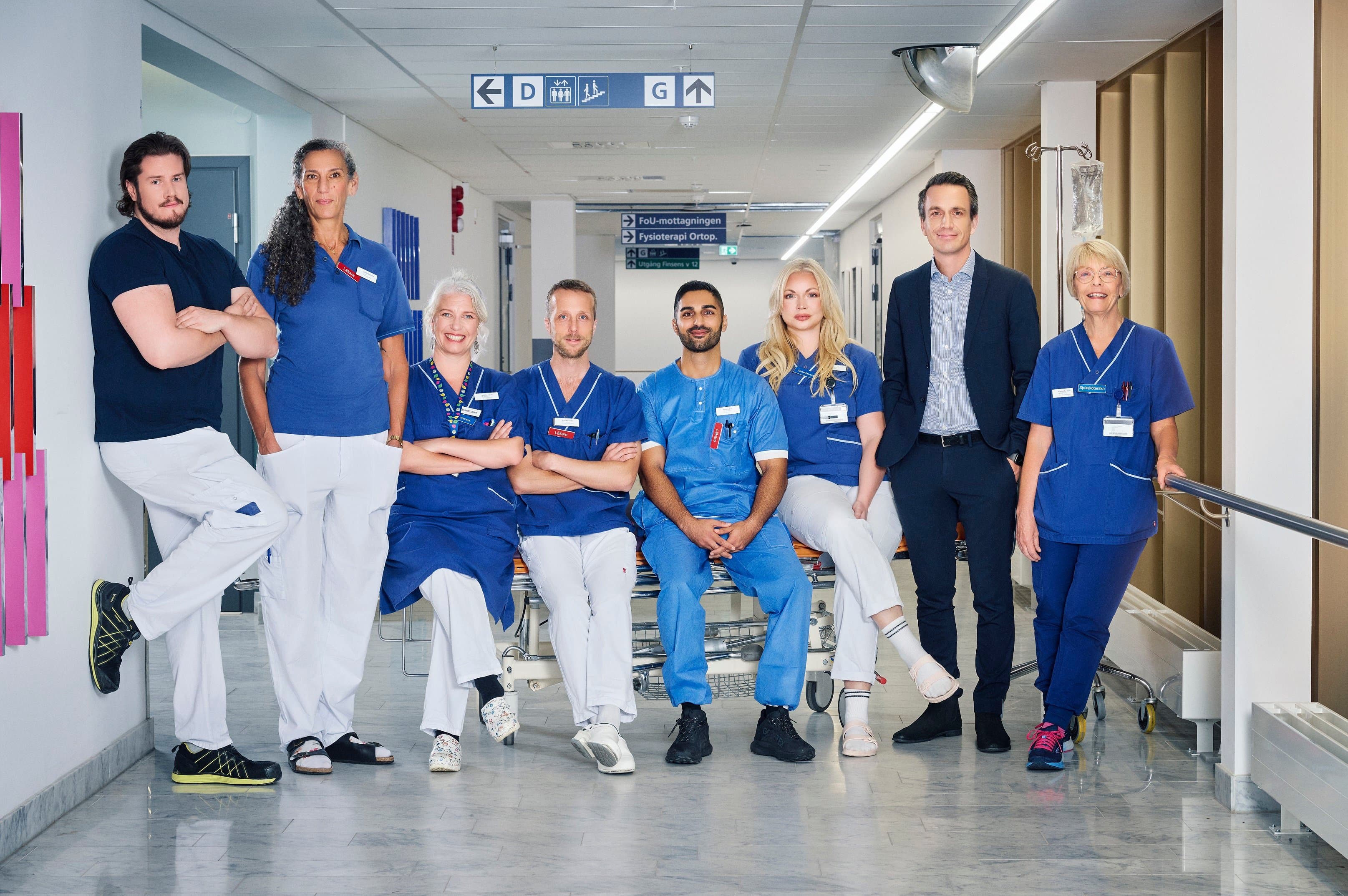 Gruppbild i en sjukhuskorridor på deltagarna i dokumentärserien.