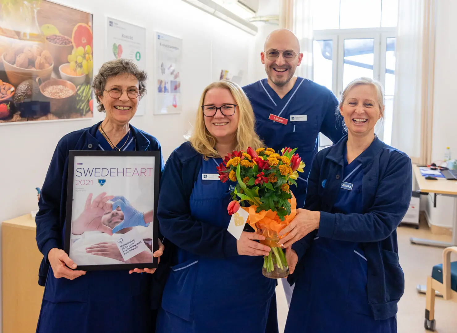 Några av de glada medarbetarna från sekundärpreventionsmottagningen på Hjärtcentrum med blommor och diplom för förstaplatsen. Från vänster: Birgit Edén, sjuksköterska Hjärtcentrum, Jannica Gustafsson, sjuksköterska Hjärtcentrum, Pontus Lindroos, överläkare och flödesägare för ischemi, och Anneli Johansson, sjuksköterska Hjärtcentrum.  