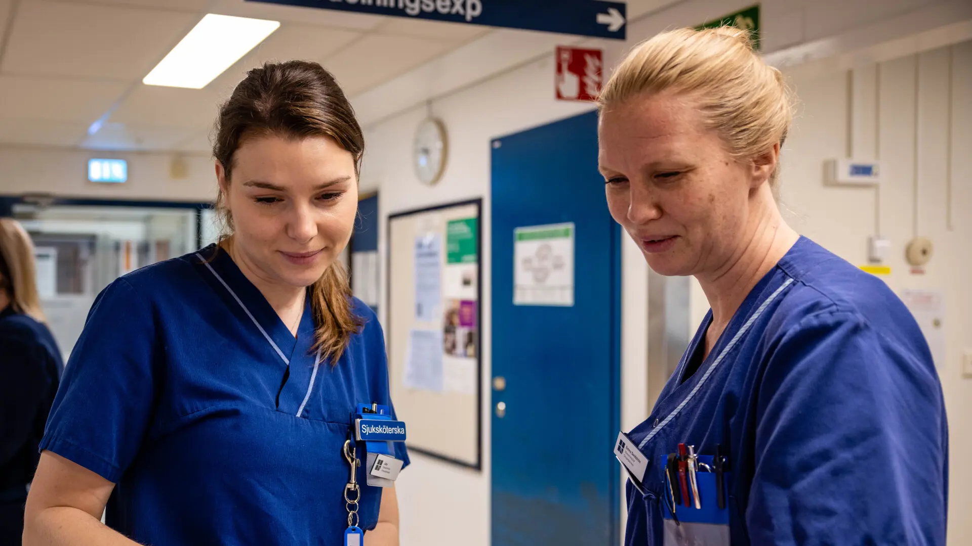 Sjuksköterskan Julie Douib och vårdenhetschef Emma Sandström på Ortopedklinikens vårdavdelningar 34/35.