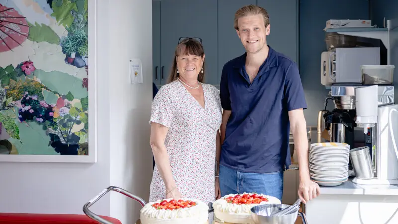 Gunilla Wahlström och Henrik Bjärtun vid serveringsvagnen.