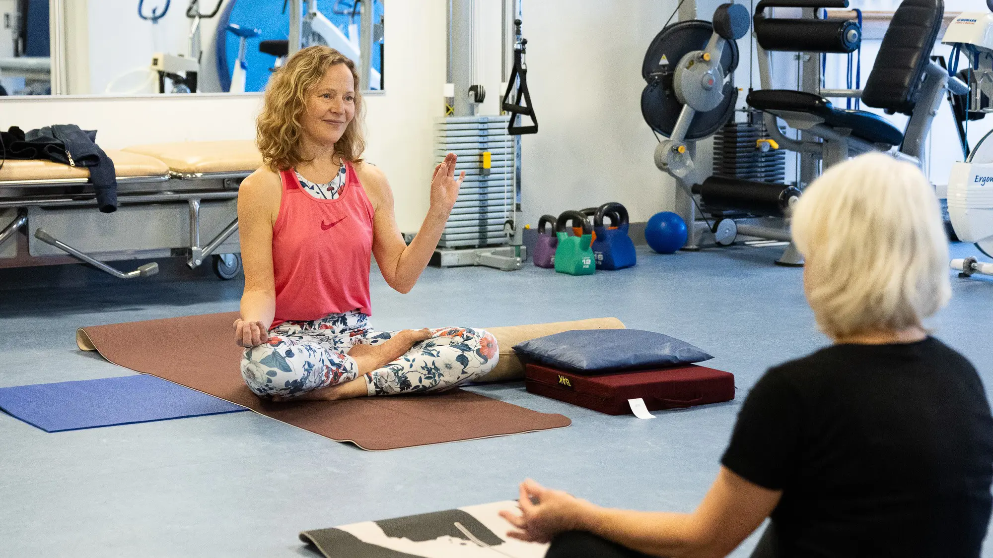 Eva Karlsson leder ett yogapass för bröstcancerpatienter.